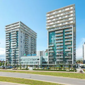 Beautiful Seaside View - 4 Oceans Premium Danzig